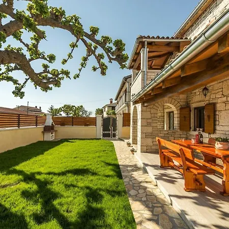 Villa Natale With Private Pool And Garden Vosteni
